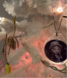 DRAGULJ MEĐU DEKORACIJOM Jelka stara 21 godinu zaludela internet, od nostalgije vam neće biti dobro (VIDEO)